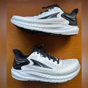 Women's Altra Torin 7 Road Running Shoe Color White/Black  AL0A82CZ100